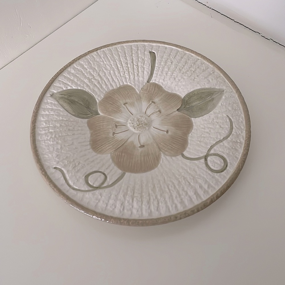 Yankee Candle, floral candle plate. Soft, neutral colors!
